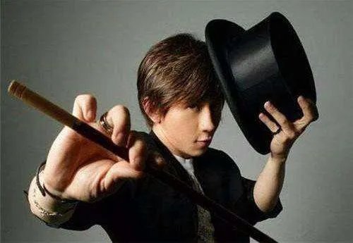 2013年王力宏冲到春晚后台,怒甩刘谦耳光,当年到底发生了什么?