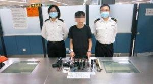 坑娃家长哪家强?! 少女带枪弹入关