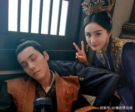 杨幂晒陈伟霆的绝美睡颜照,你觉得陈伟霆长得帅吗?