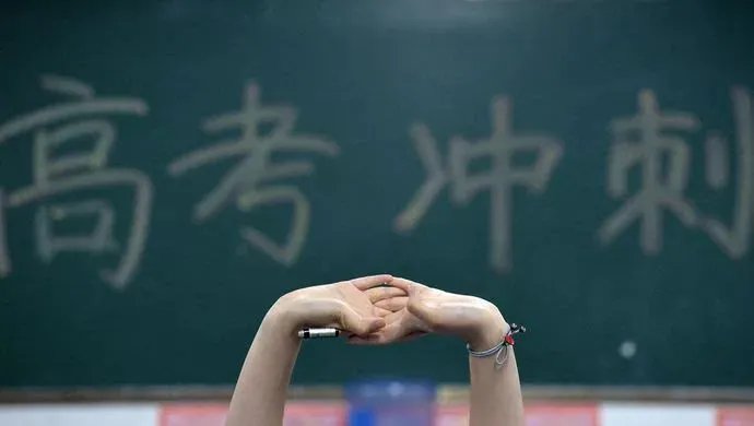 河南商丘一男生超一本线27分哭着报喜，这样的分数能选择什么样的学校？