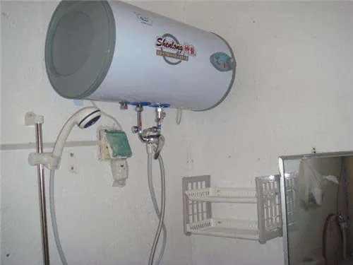 电热水器怎么接水管
