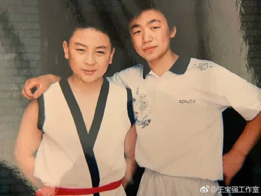 释小龙王宝强颁奖:曝光两人童年青涩萌照(图)
