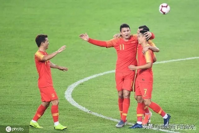 国足最新一期大名单出炉，锋线上有三名中锋，艾克森会再一次被安排到边路位置上吗？