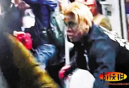 这里不是国外! 上海一男子地铁上扮僵尸作死被拘