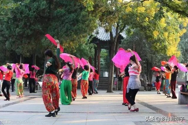 在小区楼下跳广场舞的大妈们被居民放大悲咒神曲驱散,你怎么看?
