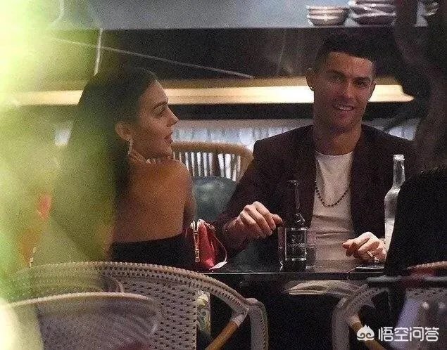 C罗成功求婚乔治娜,乔治娜的哪一点最招人喜欢呢?颜值、身材、性格还是时尚穿搭?