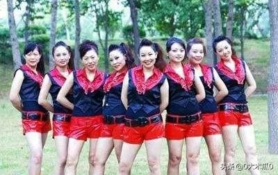 在小区楼下跳广场舞的大妈们被居民放大悲咒神曲驱散,你怎么看?