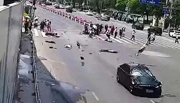 大连男子驾车撞死5人:系报复社会 大连男子驾车撞死5人，因投资失败报复社会