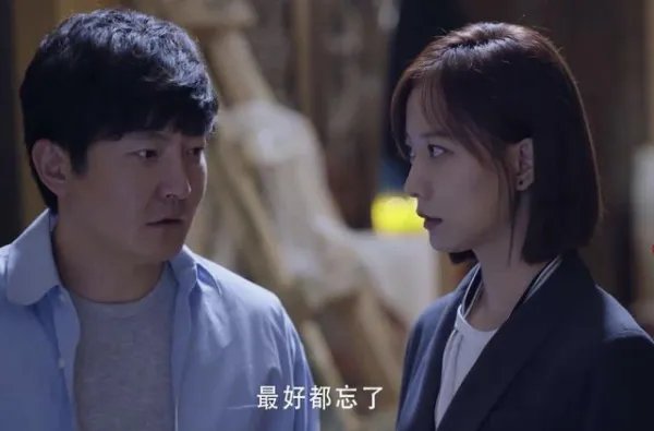 没注意还是没素质?郭京飞王珞丹为何要坐雕像踩石碑?