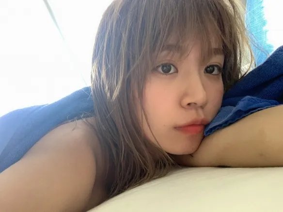 散发轻熟性感的魅力!号称日本“魔鬼上围”菜乃花!
