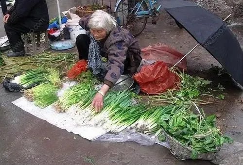 老人大热天街头卖菜，城管买下所有菜后又送给环卫工，城管的举动有多暖心？
