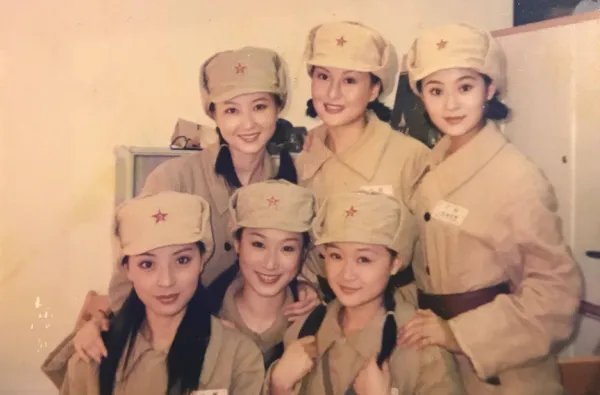 剧中是母子,现实却是夫妻,给双胞胎儿子取的名字很有意思,她是谁