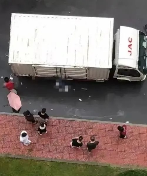 目击者称女研究生遭两次碾压,那么事发时的具体情况到底是怎样的?