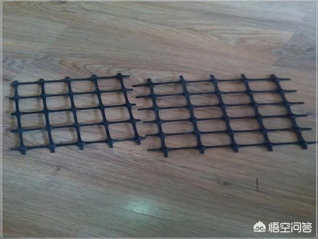 如何在路面铺设玻璃纤维土工格栅?