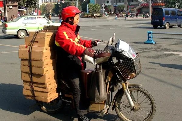 极兔一快递员在快递盒上写“死去吧”,他为何这么做?