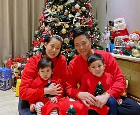 胡杏儿首次公开三胎儿子正面照,照片中的宝宝是何状态?
