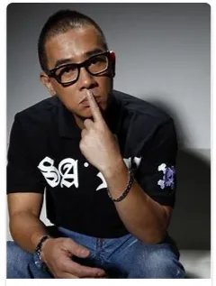 陈小春在张智霖的婚礼上比了x手势,为什么陈小春这么做呢?