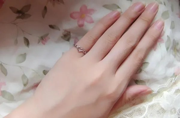 左手小拇指戴戒指什么意思 已婚女人怎么戴戒指
