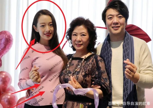 郎朗妻子吉娜产后晒照,扎丸子头细腰长腿少女感十足,产后的她状态如何?