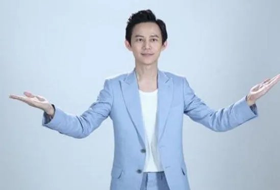 何炅跨年晚会上唱歌唱哭了，他为何如此激动？