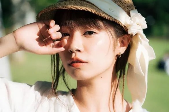散发轻熟性感的魅力!号称日本“魔鬼上围”菜乃花!