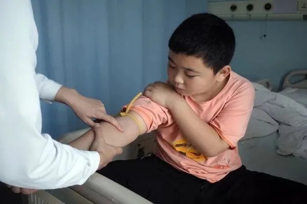 如何看待10岁男孩为父亲捐骨髓增重30斤这件事呢?