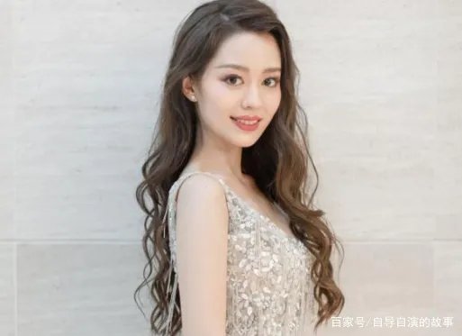 郎朗妻子吉娜产后晒照,扎丸子头细腰长腿少女感十足,产后的她状态如何?