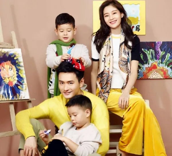 剧中是母子,现实却是夫妻,给双胞胎儿子取的名字很有意思,她是谁