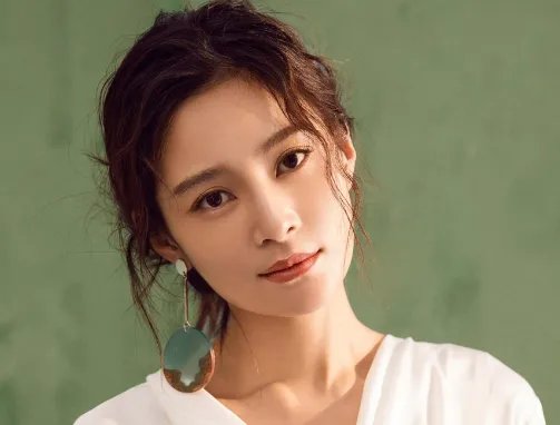剧中是母子,现实却是夫妻,给双胞胎儿子取的名字很有意思,她是谁