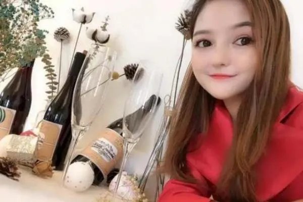 中国最美袖珍女孩身高1米35，富豪狂追她放言漂亮就好，如今怎样？