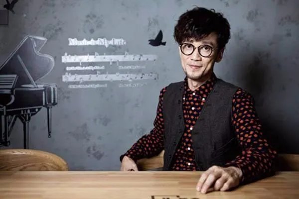 音乐教父被冯提莫点评,谁能说说周传雄的音乐成就?