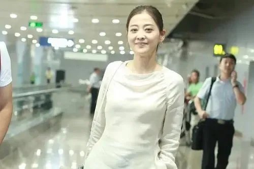 梅婷一家四口走机场,身穿黑色运动服,你喜欢她吗?