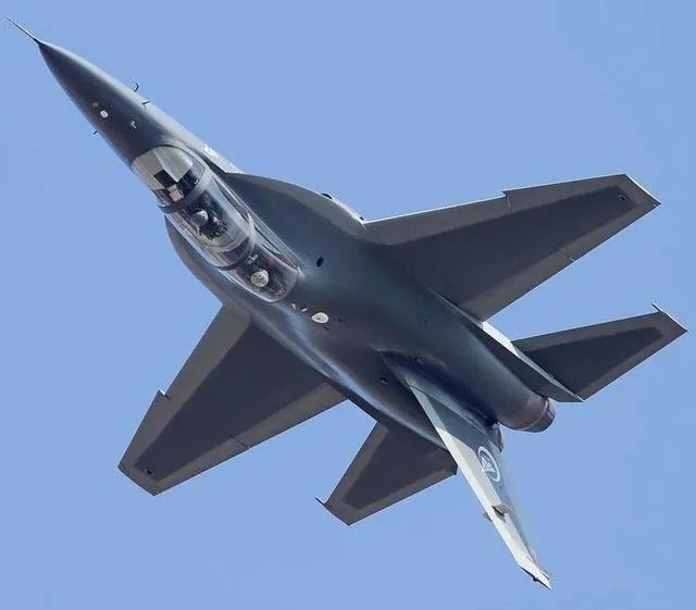 如何评价L-15高级教练机?