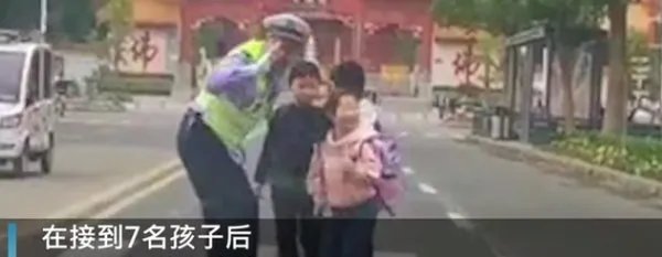 交警蹦着送小朋友过马路,你觉得这种方式温暖么?