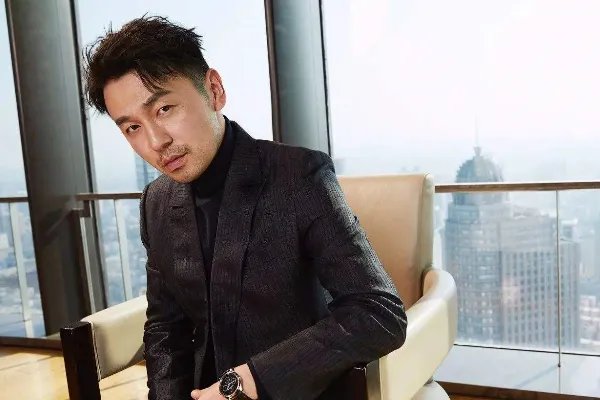 雷佳音被粉丝认成郭京飞,他们两个长得有多像?