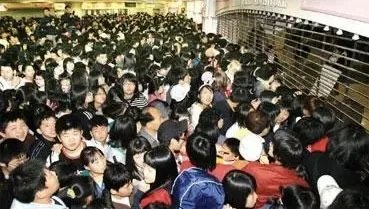 韩国首尔发生严重踩踏事件,是什么原因导致了如此严重的故事?