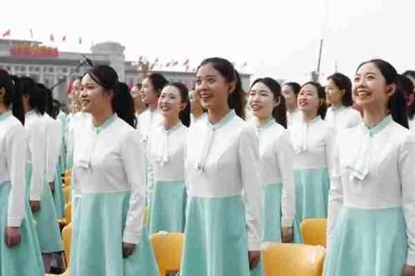 关于同学会35年百年大庆衣服如何达配依党100周年和同学35周年庆典如何配短袖