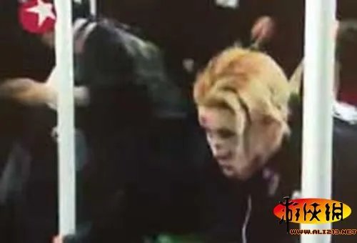 这里不是国外! 上海一男子地铁上扮僵尸作死被拘