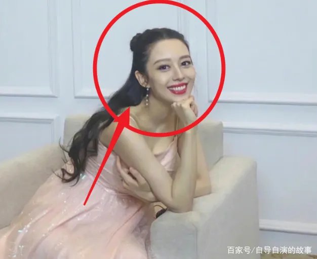郎朗妻子吉娜产后晒照,扎丸子头细腰长腿少女感十足,产后的她状态如何?