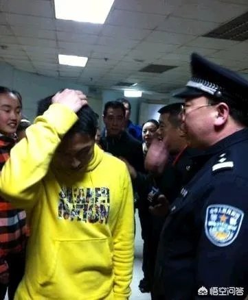 马布里当年在球员通道暴打山西队球迷被围堵大巴车,当时是怎么回事?