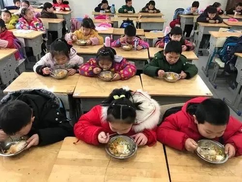 新乡一学校学生集体呕吐校长痛哭换不动送餐公司,此事背后有何隐情?