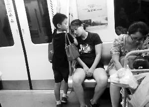 成都地铁小暖男是谁？