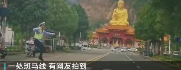 交警蹦着送小朋友过马路,你觉得这种方式温暖么?
