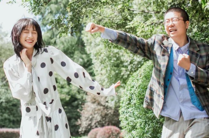 李诞黑尾酱同框与路人合影,两人的婚变是否真的只是造谣?