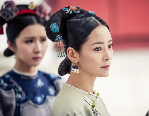 剧中是母子,现实却是夫妻,给双胞胎儿子取的名字很有意思,她是谁