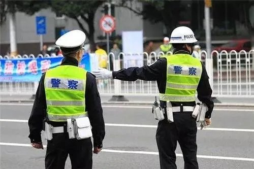 民警嘶吼50分钟喊村民起床,这是怎么一回事?
