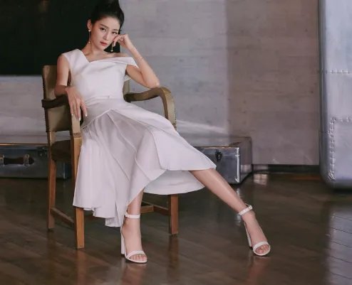 剧中是母子,现实却是夫妻,给双胞胎儿子取的名字很有意思,她是谁
