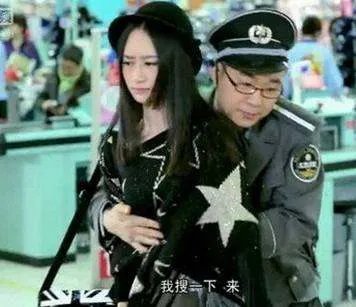 大鹏保安搜身那两女的第一个叫