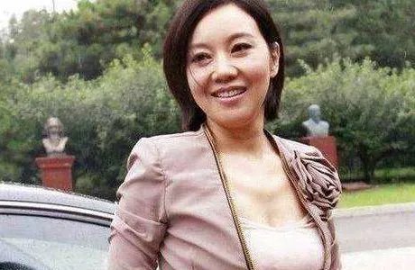 闫妮对前夫避而不谈是还没放下吗？
