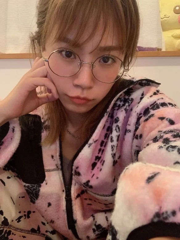 散发轻熟性感的魅力!号称日本“魔鬼上围”菜乃花!
